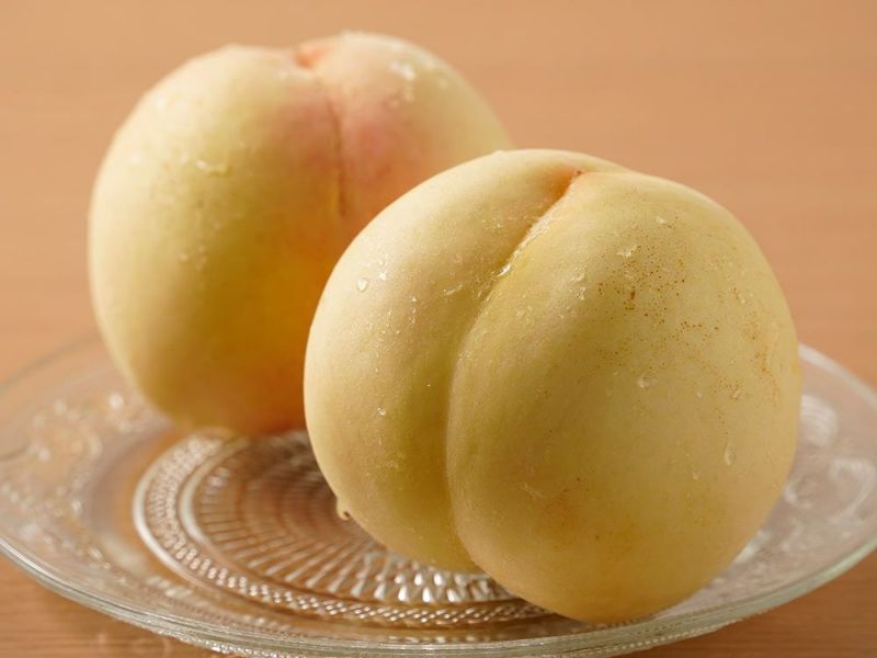 陽のあたる桃園・柳蓮田白桃 忘れ水（超大玉400g×2玉入り） | 安心堂